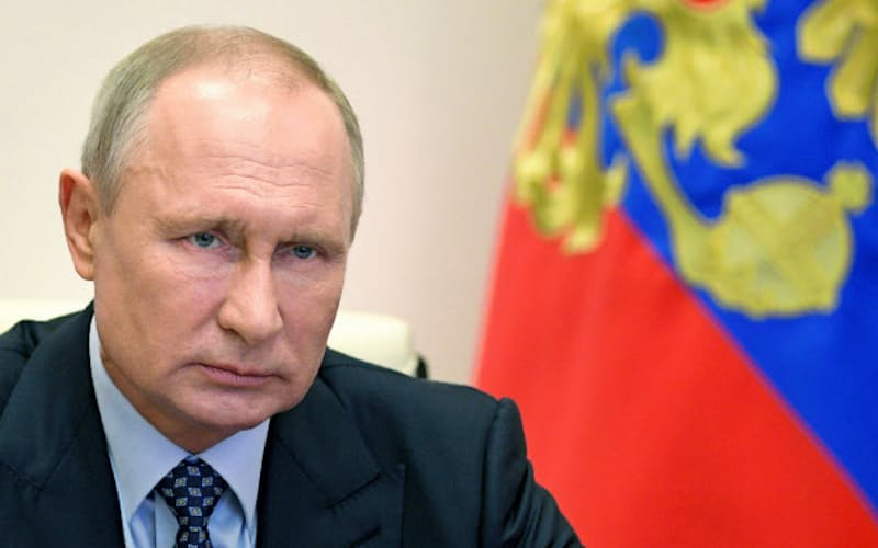 経済の悪化でプーチン大統領の表情は険しさを増す(4月29日、モスクワ郊外)=AP 経済の悪化でプーチン大統領の表情は険しさを増す(4月29日、モスクワ郊外)=AP