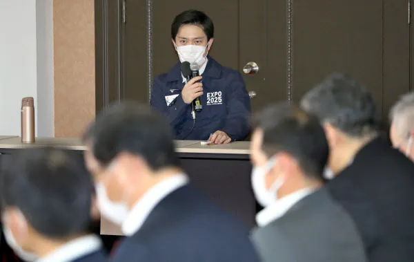 大阪府新型コロナウイルス対策本部会議であいさつする吉村知事(5日、大阪市中央区)