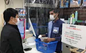 コンビニではレジにビニールカーテンを設置して感染拡大を防ぐ(東京都渋谷区のローソン店舗) コンビニではレジにビニールカーテンを設置して感染拡大を防ぐ(東京都渋谷区のローソン店舗)