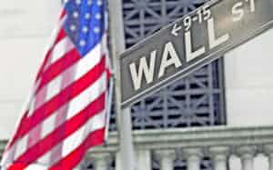 ニューヨーク証券取引所前=AP ニューヨーク証券取引所前=AP