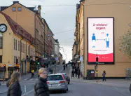 スウェーデンは店舗を閉鎖していないが、2メートルの距離を保つように国民に呼びかけている(4月29日、ストックホルム)=ロイター スウェーデンは店舗を閉鎖していないが、2メートルの距離を保つように国民に呼びかけている(4月29日、ストックホルム)=ロイター