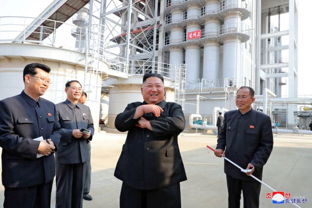 北朝鮮の金正恩氏の動静は日米韓当局の関心を集める(写真は2日に朝鮮中央通信配信)=ロイター 北朝鮮の金正恩氏の動静は日米韓当局の関心を集める(写真は2日に朝鮮中央通信配信)=ロイター