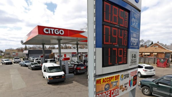 経済活動の一部再開に伴いガソリン需要の回復期待が高まる=AP