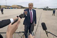 大統領専用機に搭乗する前、記者団に対応するトランプ大統領(5日、ワシントン郊外)=AP 大統領専用機に搭乗する前、記者団に対応するトランプ大統領(5日、ワシントン郊外)=AP