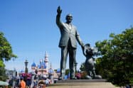 稼ぎ頭だったテーマパークの休業でディズニーの1~3月期の業績は低迷した(写真は米カリフォルニア州のディズニーランド) 稼ぎ頭だったテーマパークの休業でディズニーの1~3月期の業績は低迷した(写真は米カリフォルニア州のディズニーランド)