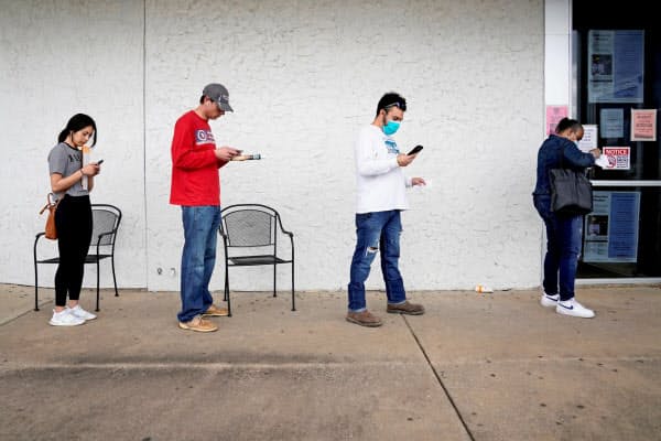 米民間調査によると4月には2000万人の雇用が失われた(米アーカンソー州で失業保険申請のために並ぶ失業者)=ロイター
