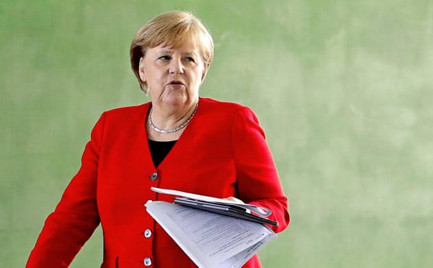 メルケル首相はさらなる経済規制の緩和を決断した=ロイター メルケル首相はさらなる経済規制の緩和を決断した=ロイター