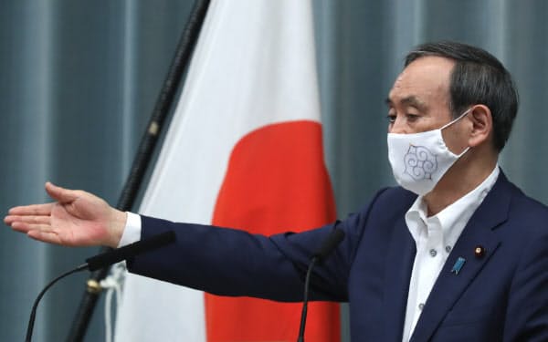 記者会見する菅官房長官(7日午前、首相官邸)
