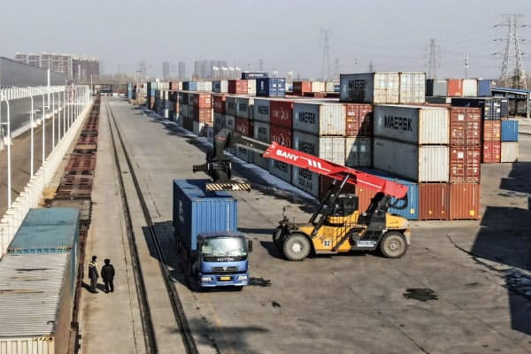 中国の4月の輸出は事前予想を上回る回復をみせた=AP