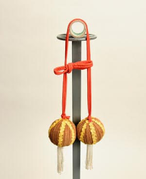 「約婚球戯」のボール(中国南部・広西チワン族自治区等、20世紀後半)=天理参考館提供