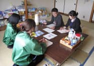 東日本大震災の被災地支援について、関係機関と話し合う女性心理技官(右端)(2011年、宮城県内、法務省提供)=共同 東日本大震災の被災地支援について、関係機関と話し合う女性心理技官(右端)(2011年、宮城県内、法務省提供)=共同