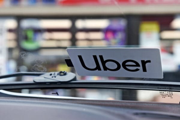 新型コロナの影響で4月ウーバーの乗客数は8割減った=ロイター