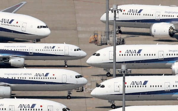 羽田空港の駐機場に並ぶANAの機体（4月30日）=共同