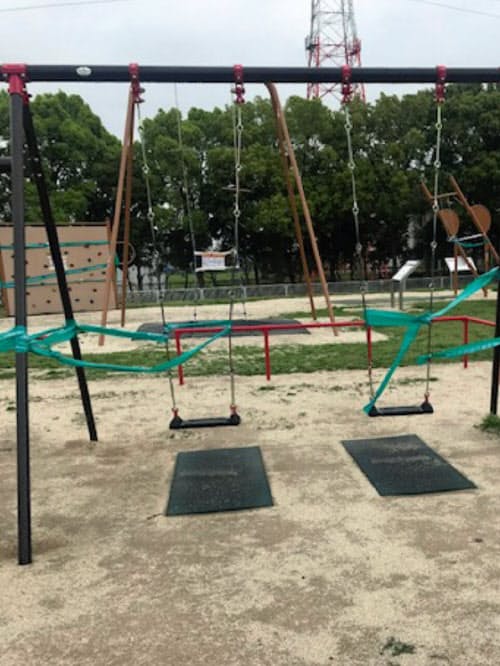 公園のブランコもテープが巻かれ、遊べなくなっている(4日、埼玉県越谷市)