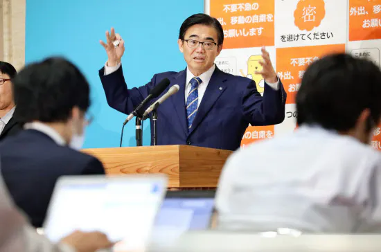 記者会見する愛知県の大村秀章知事(8日、愛知県庁)