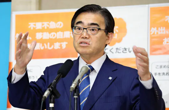 記者会見する愛知県の大村秀章知事(8日、愛知県庁)