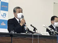 記者会見するJR四国の半井社長(高松市) 記者会見するJR四国の半井社長(高松市)