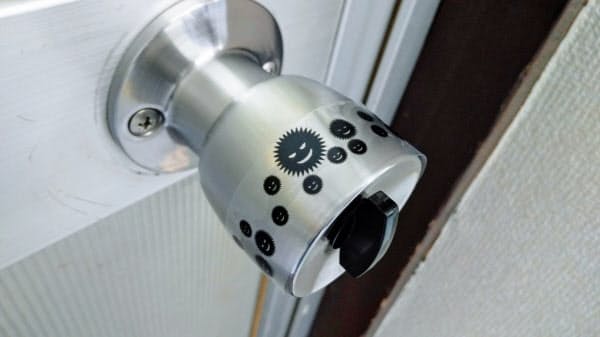 ドアノブに貼った「手を洗いたくなるシール」