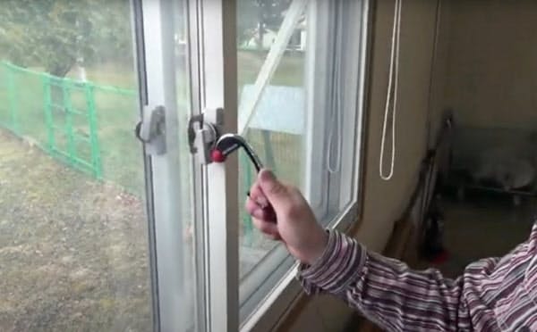 鍵に触らず窓などを開けられる「アンタッチャプル」(4月、北海道旭川市)