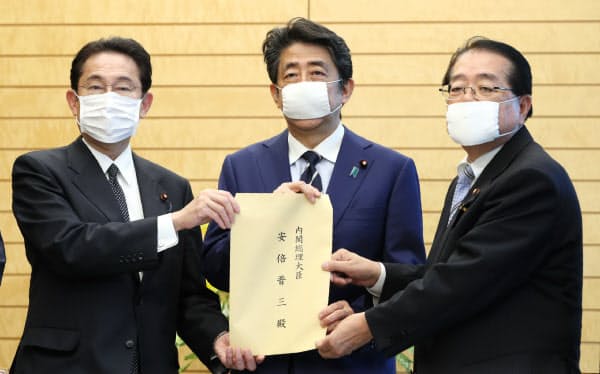 自民党の岸田政調会長(左)、公明党の石田政調会長(右)から家賃支援に関する与党提言を受け取る安倍首相(8日、首相官邸)