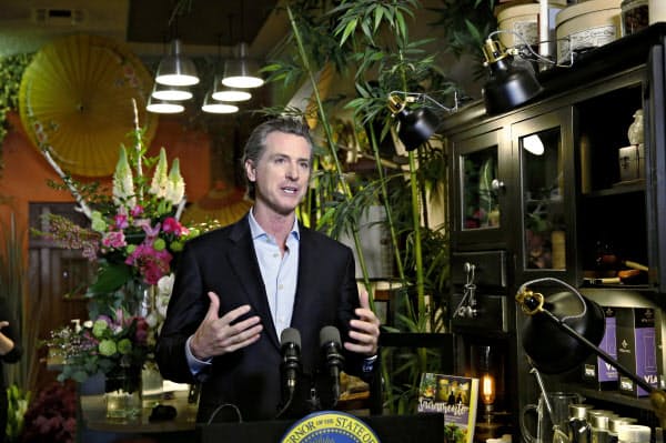 母の日を前に生花店で経済再開を表明するカリフォルニア州のニューサム知事=AP