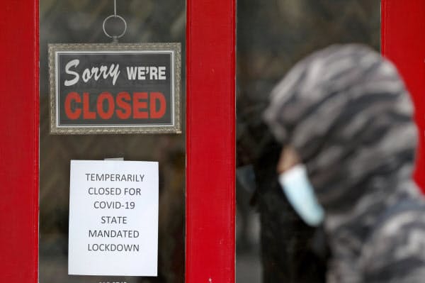 米労働市場では飲食店や商店の休業によって、一時的な解雇が急増している(米ミシガン州)=AP