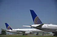 減便で多くの機体が駐留したままとなっている(4日、米フロリダ州)=ロイター 減便で多くの機体が駐留したままとなっている(4日、米フロリダ州)=ロイター