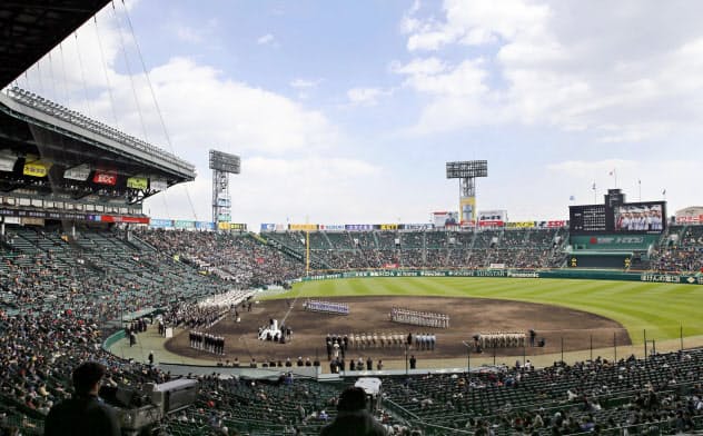 春の選抜高校野球は中止になり、夏の甲子園開催も見通せない(写真は昨年の選抜大会閉会式)=共同 春の選抜高校野球は中止になり、夏の甲子園開催も見通せない(写真は昨年の選抜大会閉会式)=共同