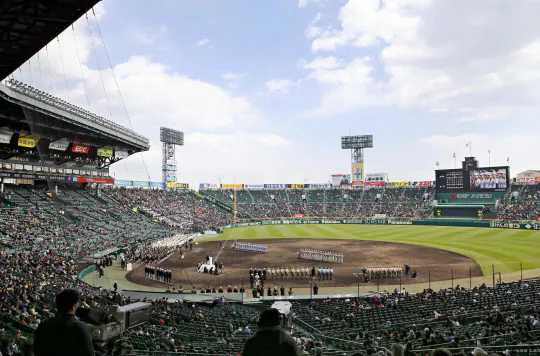 春の選抜高校野球は中止になり、夏の甲子園開催も見通せない(写真は昨年の選抜大会閉会式)=共同