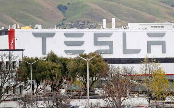 新型コロナの影響でEV生産を止めているテスラのフリーモント工場(米カリフォルニア州)=ロイター