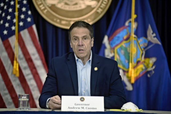 ニューヨーク州のクオモ知事は子供の死亡例の増加に懸念を示した(9日)=AP