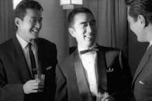 1960年、主演映画「からっ風野郎」の完成パーティーで談笑する三島由紀夫（中央）はタキシード姿。左は俳優の船越英二（東京都千代田区の帝国ホテル）＝共同