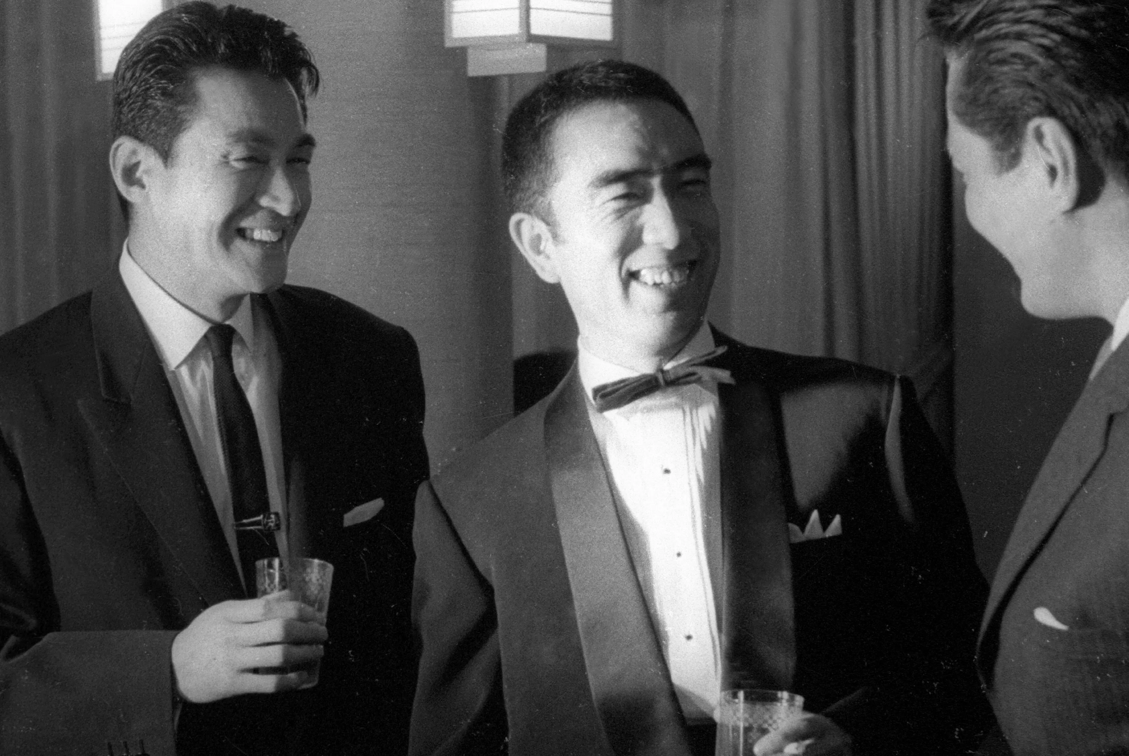 三島由紀夫 タキシード姿が語る 決まり事 の美 Nikkei Style 三島由紀夫 タキシード姿が語る 決まり事 の美 Nikkei Style