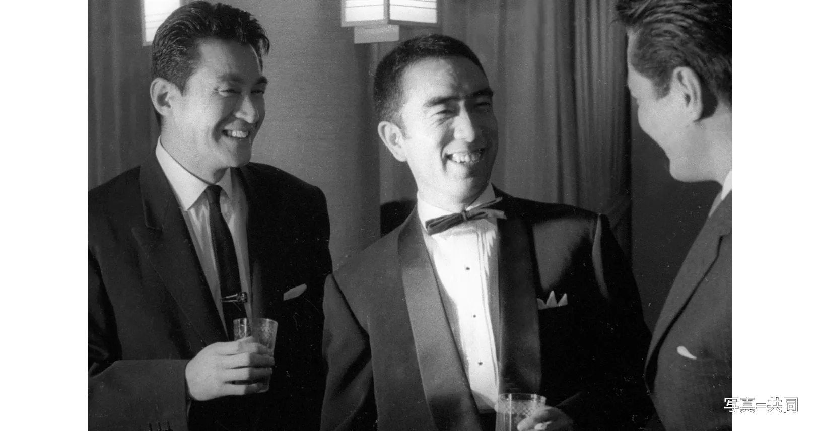 三島由紀夫 タキシード姿が語る 決まり事 の美 Nikkei Style 三島由紀夫 タキシード姿が語る 決まり事 の美 Nikkei Style