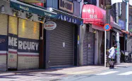 シャッターが下りた店舗が並ぶ巣鴨地蔵通り商店街(7日、東京都豊島区) シャッターが下りた店舗が並ぶ巣鴨地蔵通り商店街(7日、東京都豊島区)