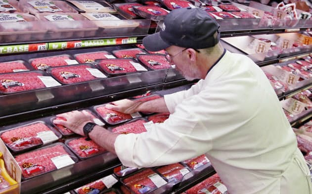 トランプ米大統領は、新型コロナウイルスの感染拡大で閉鎖した食肉加工会社に稼働の継続を命じる大統領令に署名した=AP トランプ米大統領は、新型コロナウイルスの感染拡大で閉鎖した食肉加工会社に稼働の継続を命じる大統領令に署名した=AP