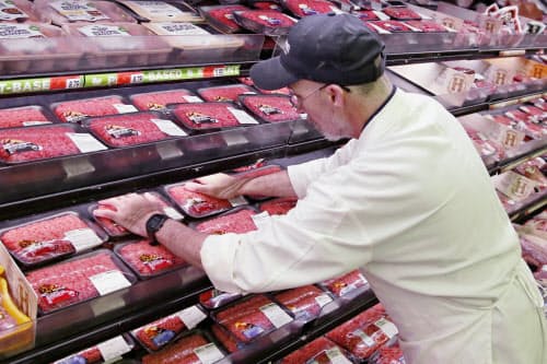 トランプ米大統領は、新型コロナウイルスの感染拡大で閉鎖した食肉加工会社に稼働の継続を命じる大統領令に署名した=AP