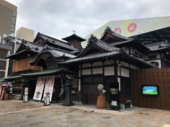 新型コロナ 道後温泉本館 再開を延期 自粛の緩み懸念 日本経済新聞