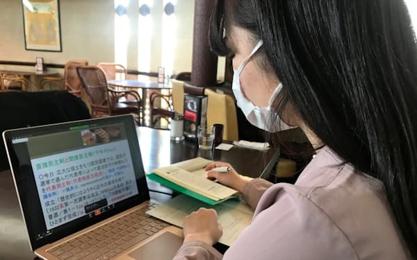 オンライン授業に向けて準備を進める学生（4月、京都市）