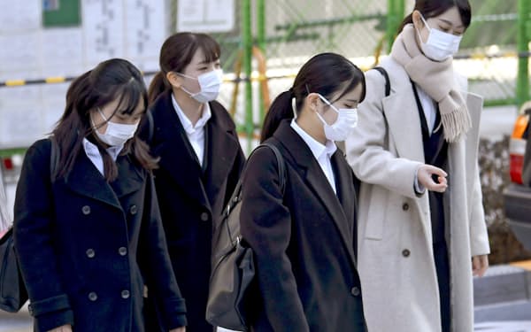 マスク姿で就活を始めた学生は新型コロナウイルスによる外出自粛でオンラインでの活動を強いられている
