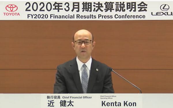 ライブ中継の記者会見で2020年3月期決算を説明するトヨタ自動車の近健太執行役員(12日)
