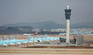 韓国の航空会社は足元で9割超の減便状態が続く(仁川国際空港)=ロイター 韓国の航空会社は足元で9割超の減便状態が続く(仁川国際空港)=ロイター