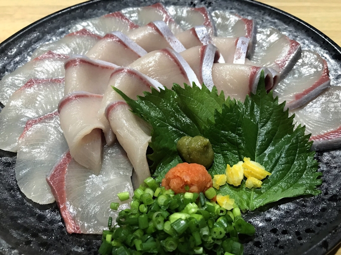 寒ブリならぬ 夏ブリ 丸々太って漁獲好調 日本経済新聞