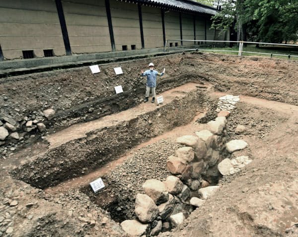 京都仙洞御所内で見つかった「京都新城」跡とみられる石垣=12日午後、京都市上京区