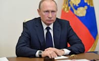 プーチン氏は閣議で3月下旬から続く「非労働期間」を11日に終了すると宣言した（11日、モスクワ郊外）=ロイター