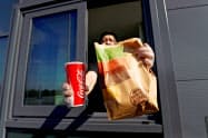 バーガーキングは北米で店内飲食サービスを再開する(写真は欧州のバーガーキング)=ロイター バーガーキングは北米で店内飲食サービスを再開する(写真は欧州のバーガーキング)=ロイター