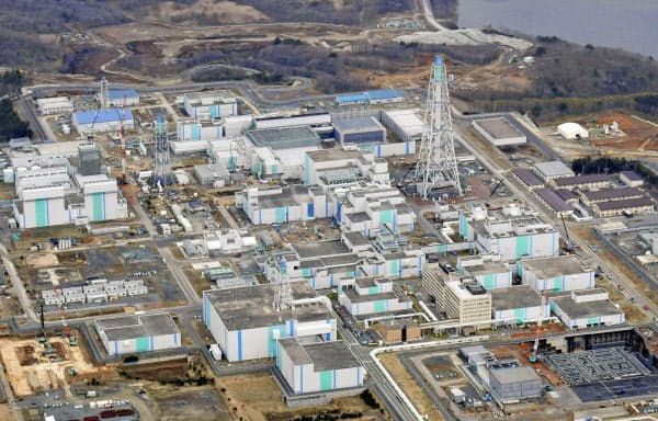日本原燃の使用済み核燃料再処理工場(4月、青森県六ケ所村)=共同