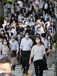 マスク姿で職場などに向かう人たち(13日午前、東京都中央区) マスク姿で職場などに向かう人たち(13日午前、東京都中央区)