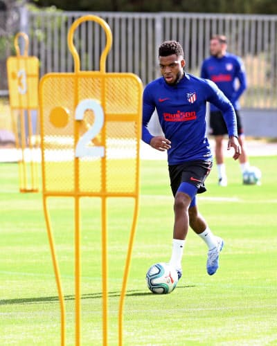 スペインリーグもクラブでの練習が再開し始めた(11日、練習するアトレチコ・マドリードの選手たち)=ロイター