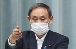 記者会見する菅官房長官(13日、首相官邸)
